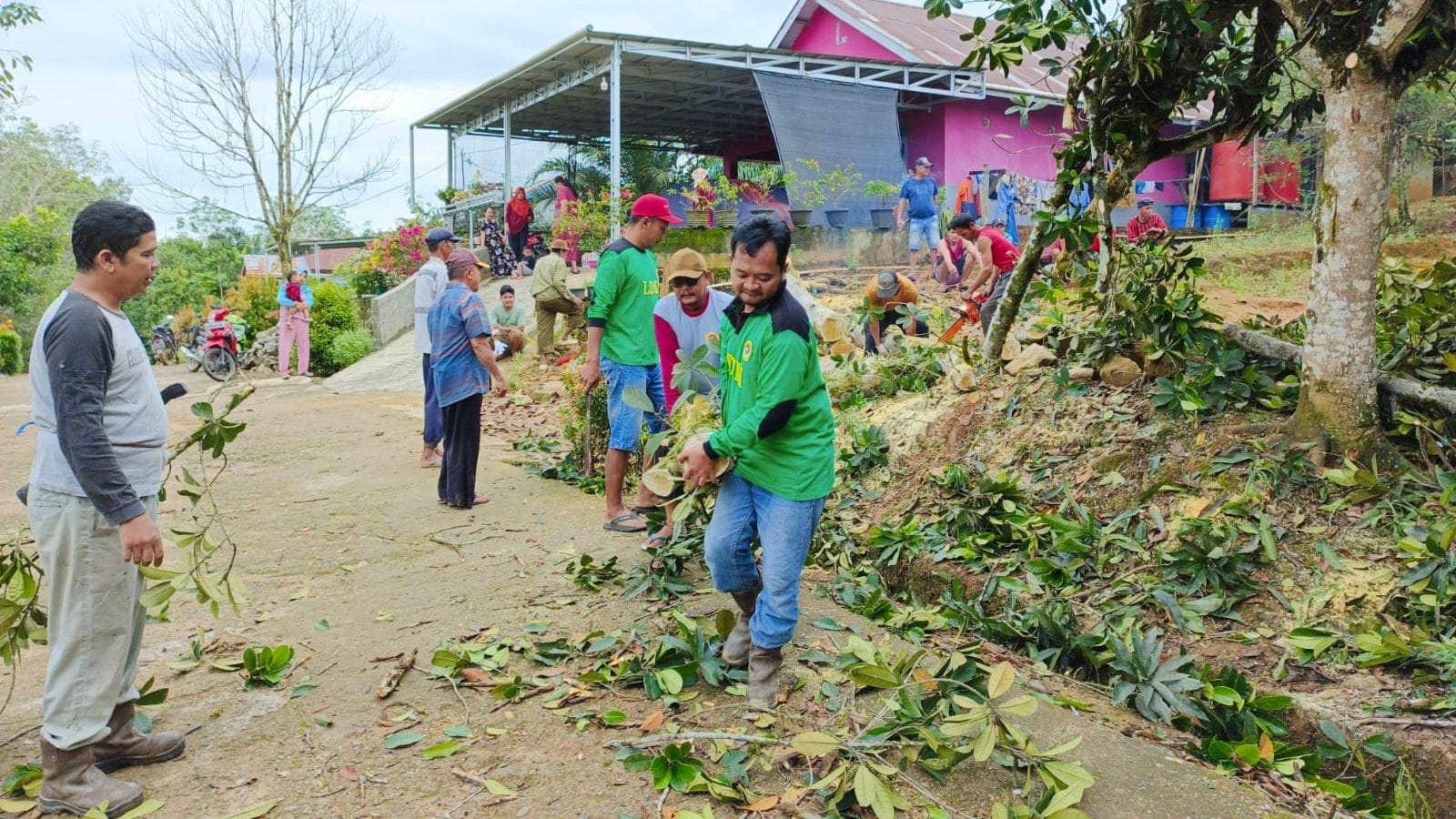 Kerja bakti warga Sungai Terik dan LDII dilakukan untuk menghindari potensi korsleting listrik akibat dahan pohon yang terlalu dekat dengan kabel.