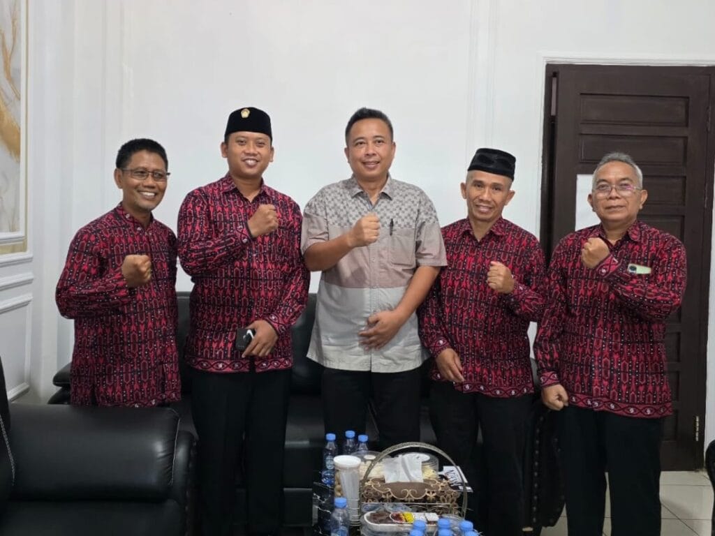 Kasat Intel POLRES PASER, AKP Cecep Ikon Saefuloh S.H, menerima audiensi DPD LDII Paser.