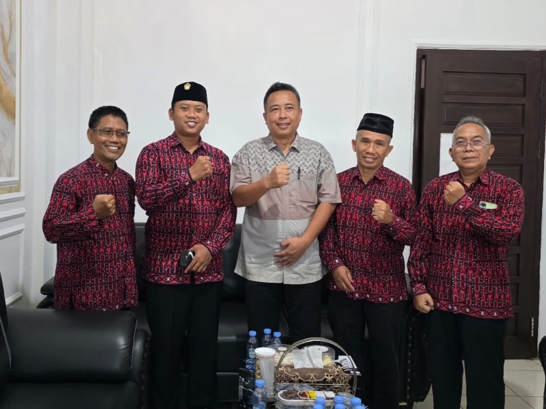 Kasat Intel POLRES PASER, AKP Cecep Ikon Saefuloh S.H, menerima audiensi DPD LDII Paser.