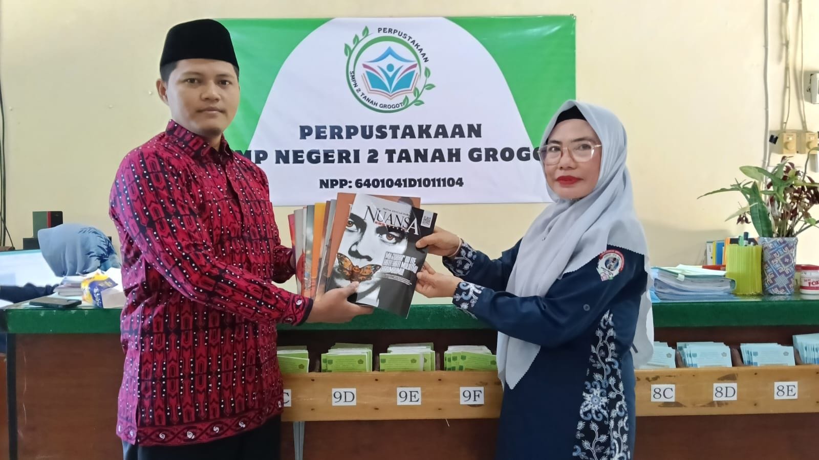 penyerahan majalah nuansa persada LDII ke perpustakaan SMPN 2 tanah grogot, oleh Sahlan Maulana Rozaq Ghozali Putra, S.Pd.