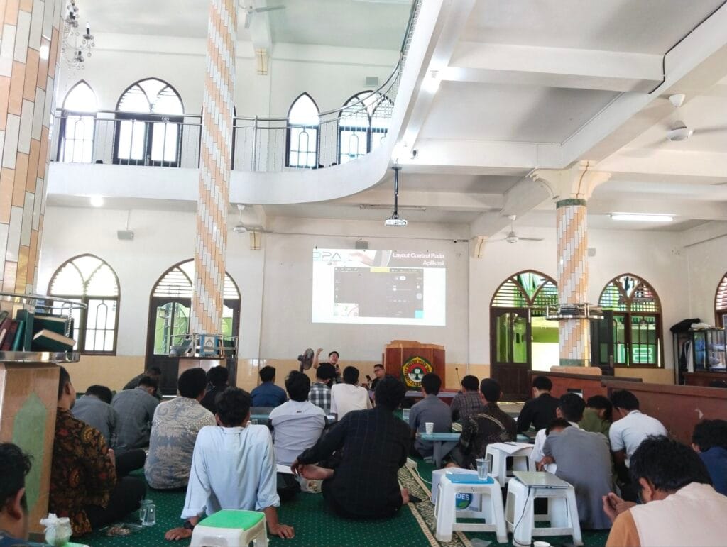 pemaapran materi oleh Jakaria Anshor Lubis, S.Kom. Ia mengajarkan cara mengoperasikan drone dengan benar,