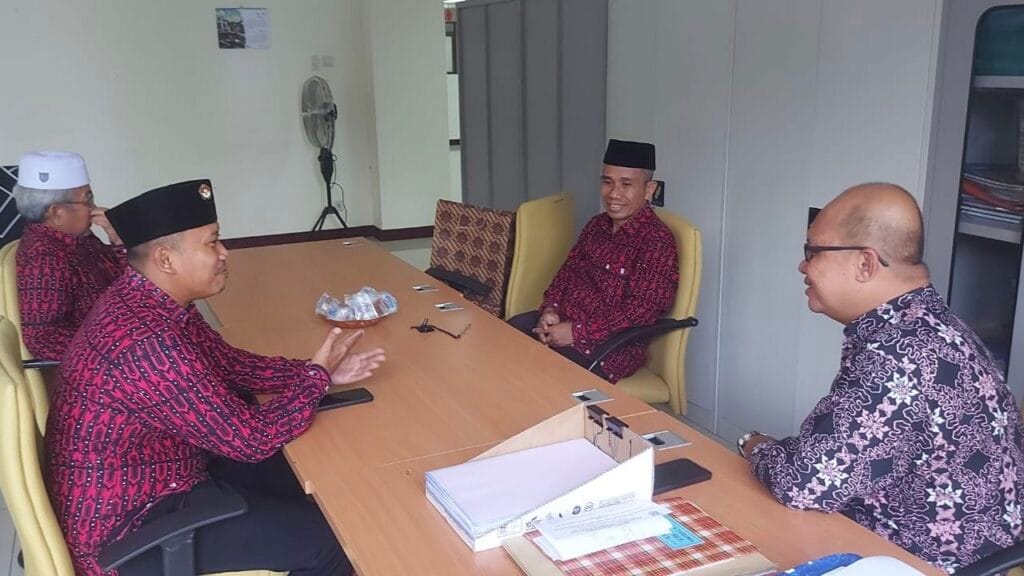 diskusi ldii paser dan kesbangpol ketika audiensi sekaligus penyerahan hasil musda 7