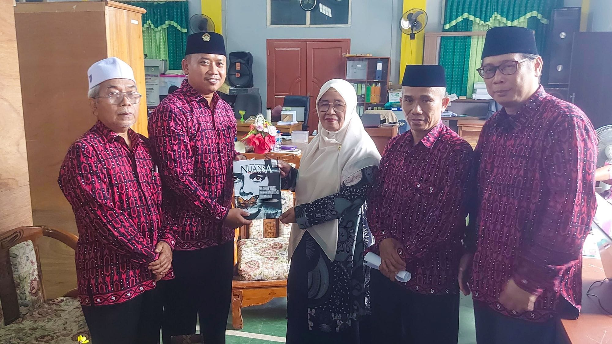 ldii paser audiensi ke kemenag sekaligus serahkan hasil musda dalam bentuk buku, dan berfoto di akhir pembicaraan