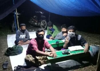 Remaja LDII Kabupaten Paser harus naik bukit untuk mendapatkan sinyal internet demi mengikuti pengajian online, Rabu (19/8/2020)