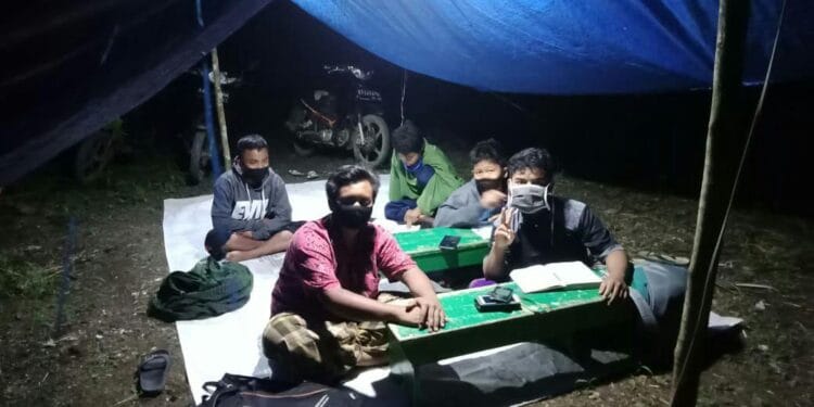 Remaja LDII Kabupaten Paser harus naik bukit untuk mendapatkan sinyal internet demi mengikuti pengajian online, Rabu (19/8/2020)