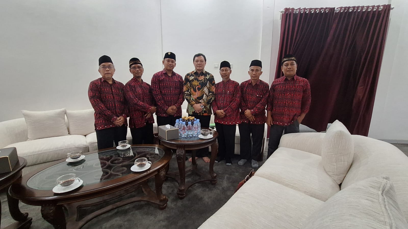 audiensi ldii paser ke rumah bupati paser, menggunakan baju batik merah celana hitam, ditutup dengan foto bersama mengahadap kamera