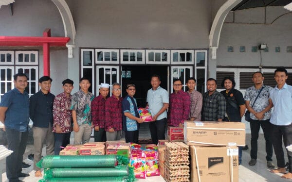 Sat Intelkam Polres Paser berfoto bersama pengurus DPD LDII Kabupaten Paser dalam kegiatan silaturahmi dan sinergi Kamtibmas, yang dirangkai dengan penyaluran dukungan sarana guna mendukung aktivitas organisasi.