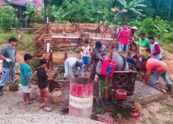 Bakti sosial dan gotong royong LDII Sungai terik dalam pengecoran pondasi TPA Darrul Muttaqin. Foto: Lines