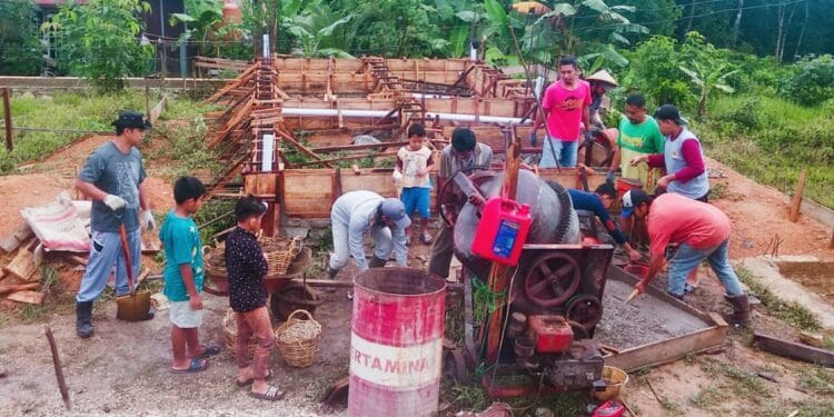 Bakti sosial dan gotong royong LDII Sungai terik dalam pengecoran pondasi TPA Darrul Muttaqin. Foto: Lines
