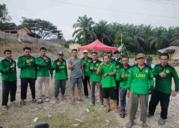 Foto Warga LDII Longikis dalam partisipasi membuat pondasi Musala Polsek Longikis