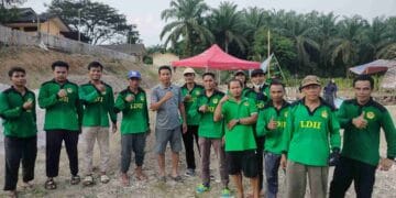 Foto Warga LDII Longikis dalam partisipasi membuat pondasi Musala Polsek Longikis