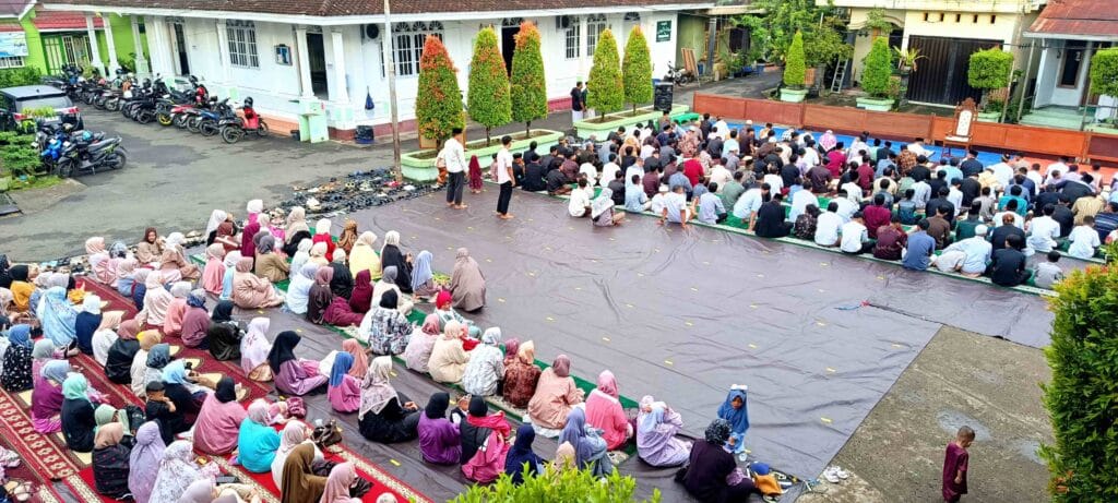 Jamaah Salat Idulfitri 1447 H di halaman Masjid Miftahul Huda Tanah Grogot.