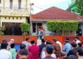 Khatib Suwarto menyampaikan khutbah Salat Idulfitri 1447 H di halaman Masjid Miftahul Huda Tanah Grogot.