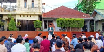 Khatib Suwarto menyampaikan khutbah Salat Idulfitri 1447 H di halaman Masjid Miftahul Huda Tanah Grogot.