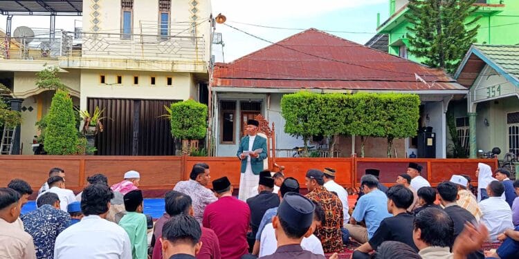Khatib Suwarto menyampaikan khutbah Salat Idulfitri 1447 H di halaman Masjid Miftahul Huda Tanah Grogot.