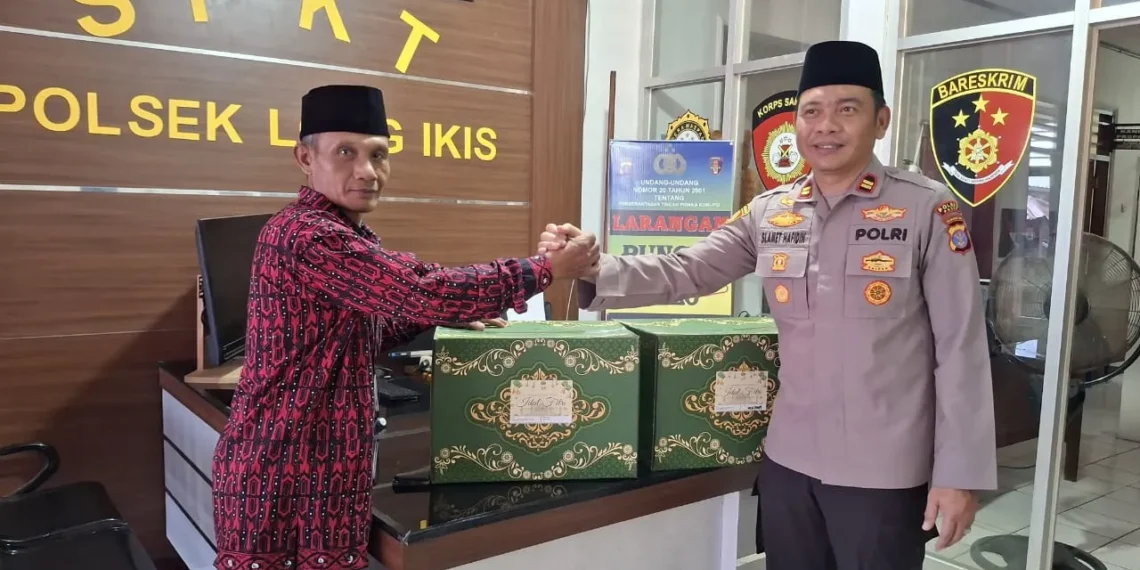 Sinergi Menjelang Idul Fitri: Kapolsek Long Ikis Bagikan Parsel untuk PC LDII dan Senkom
