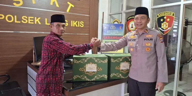 Sinergi Menjelang Idul Fitri: Kapolsek Long Ikis Bagikan Parsel untuk PC LDII dan Senkom