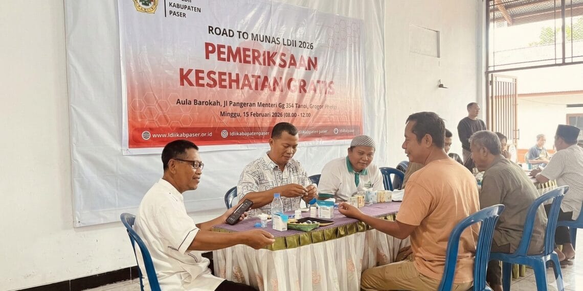 Beberapa warga sedang mengikuti kegiatan pemeriksaan kesehatan gratis yang diadakan oleh DPD LDII Kabupaten Paser di Aula Barokah, Tanah Grogot dalam rangka Road to Munas LDII 2026.