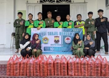Foto para warga PC LDII tanah Grogot dalam rangka membagi takjil buka puasa bersama di halaman masjid Miftahul Huda