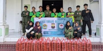 Foto para warga PC LDII tanah Grogot dalam rangka membagi takjil buka puasa bersama di halaman masjid Miftahul Huda