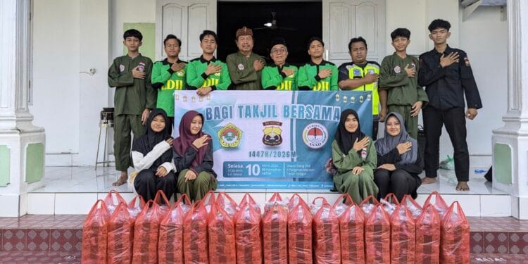 Foto para warga PC LDII tanah Grogot dalam rangka membagi takjil buka puasa bersama di halaman masjid Miftahul Huda
