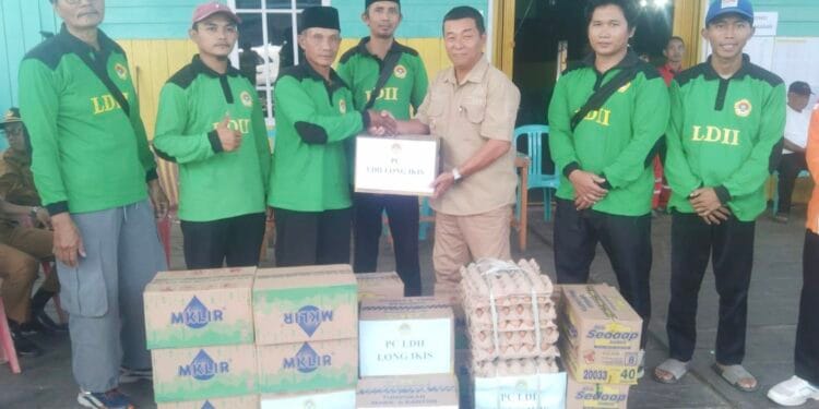 PC LDII Long Ikis salurkan bantuan sembako untuk meringankan beban warga korban kebakaran hebat di Desa Muara Adang, Paser pada bulan Ramadhan ini