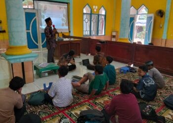 Penyampaian materi "Menjemput Pertolongan Allah" pada pengajian muda-mudi DPD LDII Kabupaten Paser