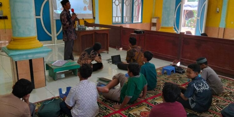 Penyampaian materi "Menjemput Pertolongan Allah" pada pengajian muda-mudi DPD LDII Kabupaten Paser