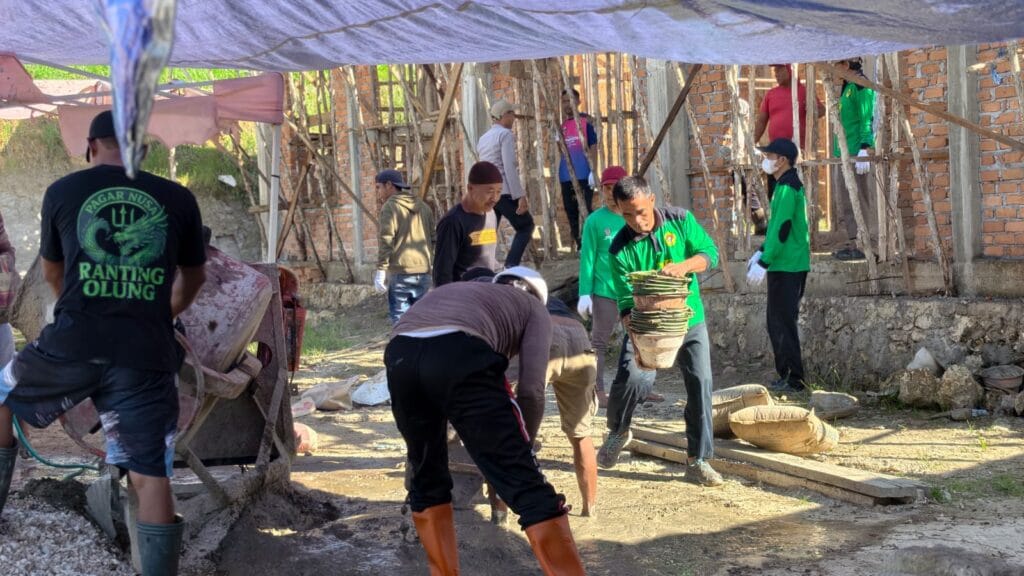 LDII Longikis dan Polsek saling Gotong Royong Cor Dak musala Al Azis